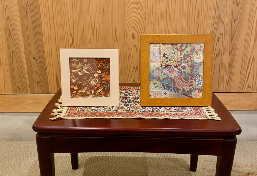 西陣織原画のアートフレームは、和風のインテリアとして部屋に飾っておきたいアイテムです。